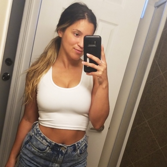 Profile Picture of Daniela Araujo (@darauj101) on Poshmark