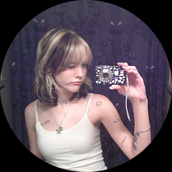 Profile Picture of Abby Compain (@thistlez) on Poshmark