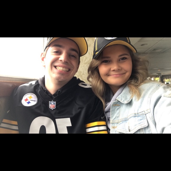 Profile Picture of Mariah Gareis (@mgareis97) on Poshmark