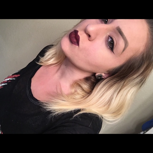 Profile Picture of Samantha Ainza (@samainza) on Poshmark