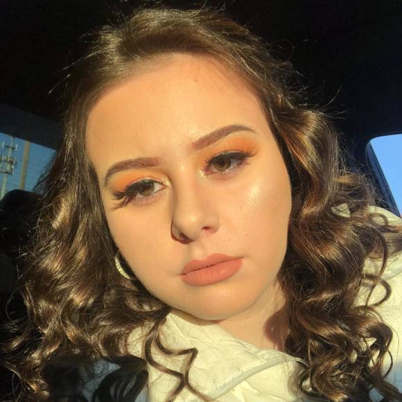 Profile Picture of Danielle Hunter (@danielledins) on Poshmark