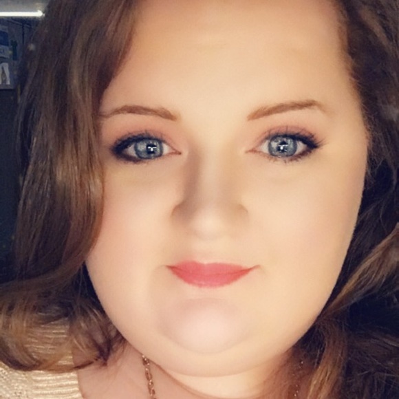 Profile Picture of Amanda Classen (@ajclas01) on Poshmark