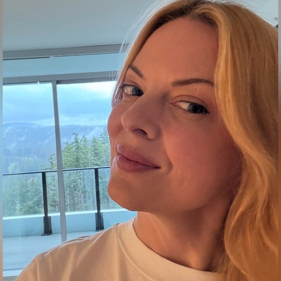 Profile Picture of Allison Brett (@ally_b__) on Poshmark