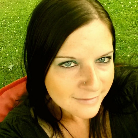 Profile Picture of Rachel Hottel (@rsaufley81) on Poshmark