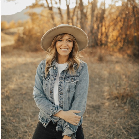 Profile Picture of Erin Clawson (@bloombyrd) on Poshmark