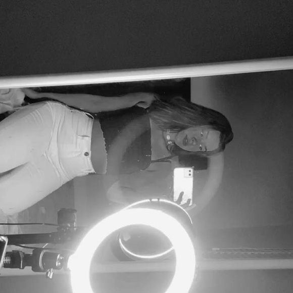 Profile Picture of Anna Jauregui (@aninhaffz) on Poshmark