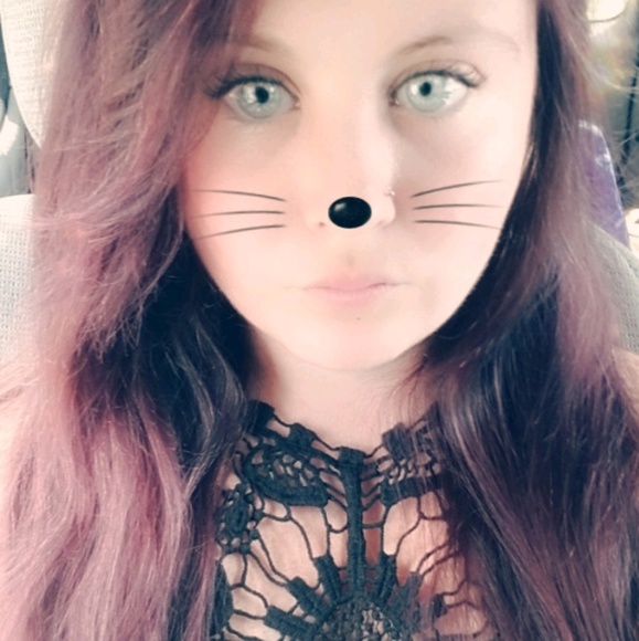 Profile Picture of Sarah Andrews (@saraha0693) on Poshmark