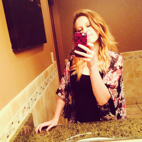 Profile Picture of Taylor Harmon (@taaaaaaylorh) on Poshmark