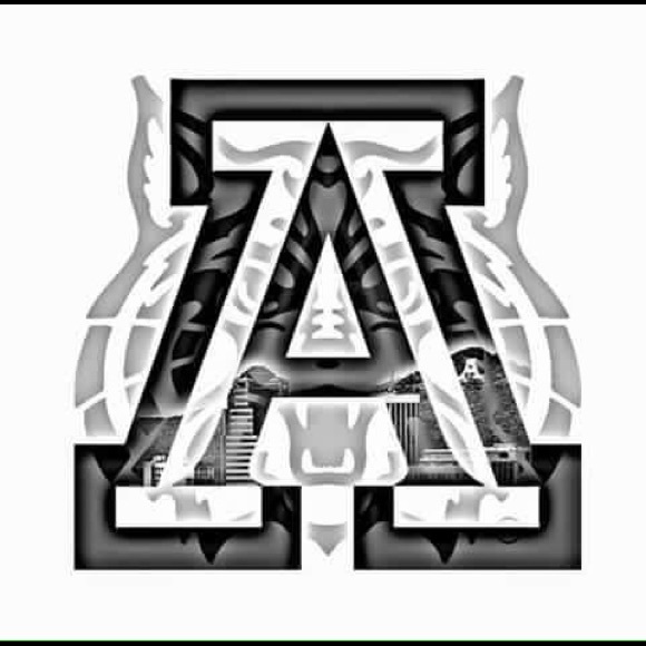 Profile Picture of Danielle Zeena (@zeena24) on Poshmark