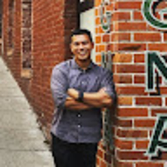 Profile Picture of Davis Nguyen (@davisnguyen70) on Poshmark