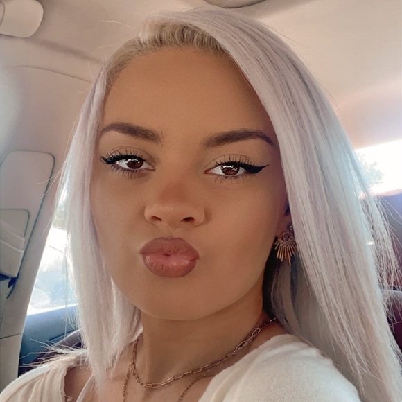 Profile Picture of Anna Rice (@annarice688) on Poshmark