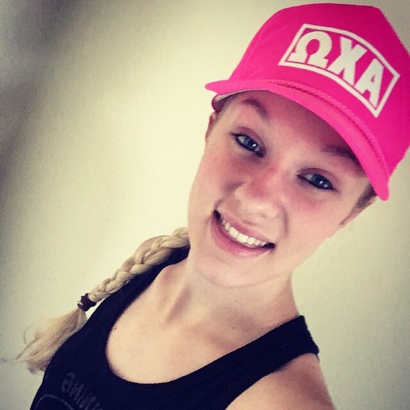 Profile Picture of Hannah Buenting (@hannahbuenting) on Poshmark