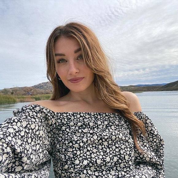 Profile Picture of Haley Van dien (@vandienhaley_) on Poshmark