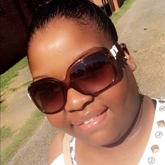 Profile Picture of Jerilynn White (@jerilynn3190) on Poshmark