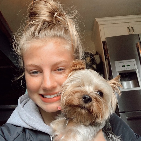 Profile Picture of Riley Vandenheuvel (@r_vandenheuvel) on Poshmark