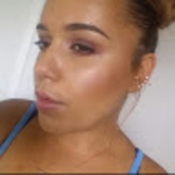 Profile Picture of Ariel Melendez (@arielm143) on Poshmark