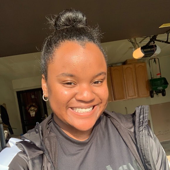 Profile Picture of Domonique Mitchell (@dmitchell18524) on Poshmark