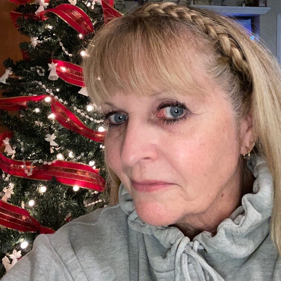 Profile Picture of Debbie Ohl (@debbieohl) on Poshmark