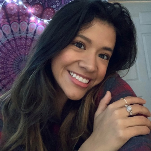 Profile Picture of Melanie Bugarin (@melaniebugarin) on Poshmark
