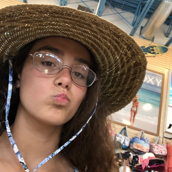 Profile Picture of Shayne Larock (@sha_noelle) on Poshmark