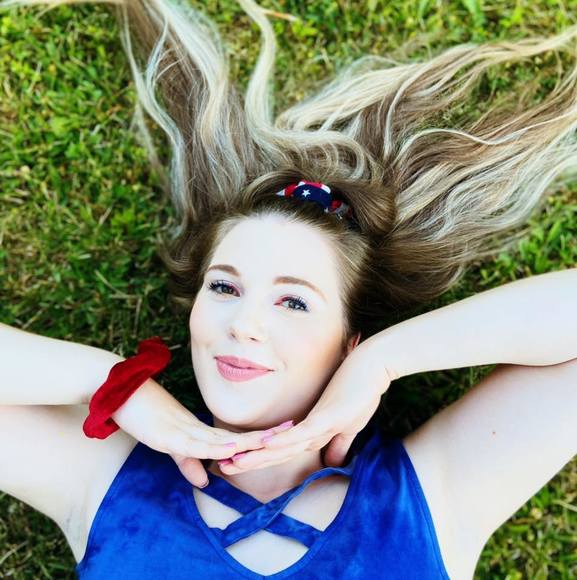 Profile Picture of Lindsey Swanson (@llswans1) on Poshmark