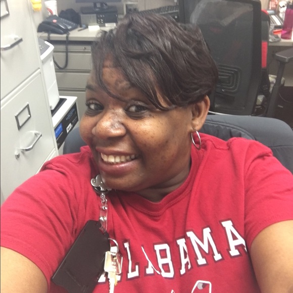Profile Picture of Angela Brewster (@angelabrewster) on Poshmark