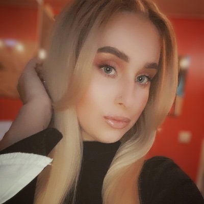 Profile Picture of Hollie-Frances Travers (@hollie_frances) on Twitter