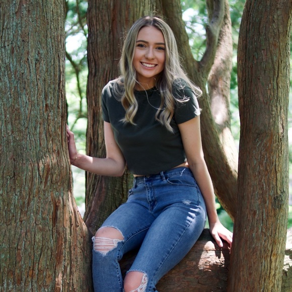 Profile Picture of Brooke Vanbilliard (@brookevanbill) on Poshmark