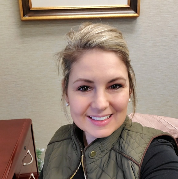 Profile Picture of Shelly Fischer (@sfischer09) on Poshmark