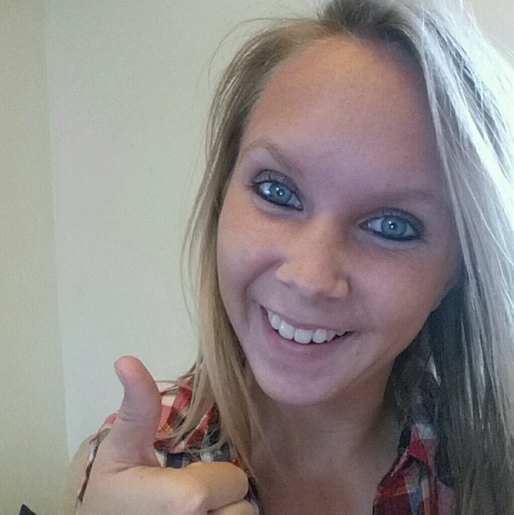 Profile Picture of Becca Albright (@becca2111) on Poshmark