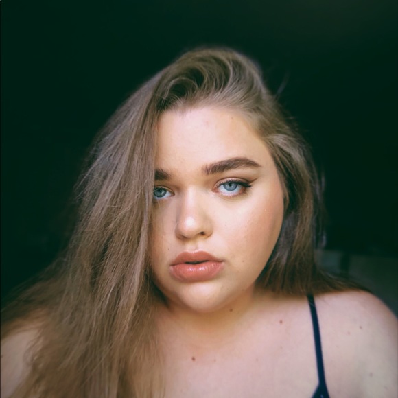 Profile Picture of Julia Castle (@juliacastle) on Poshmark