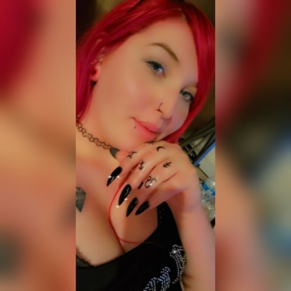 Profile Picture of Haley Hansen (@vexxy) on Poshmark