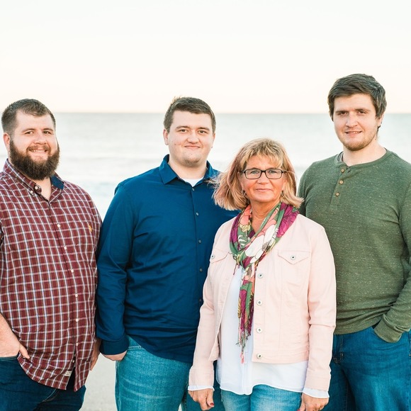 Profile Picture of Donna Robinson-shiner (@dshiner12) on Poshmark