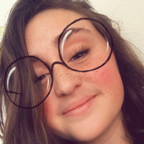 Profile Picture of Julia Edson (@juliagedson) on Poshmark