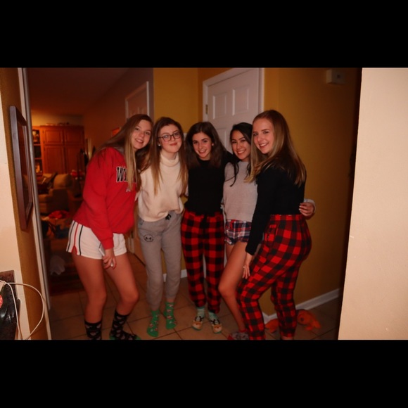 Profile Picture of Juli Rodriguez (@julir_09) on Poshmark