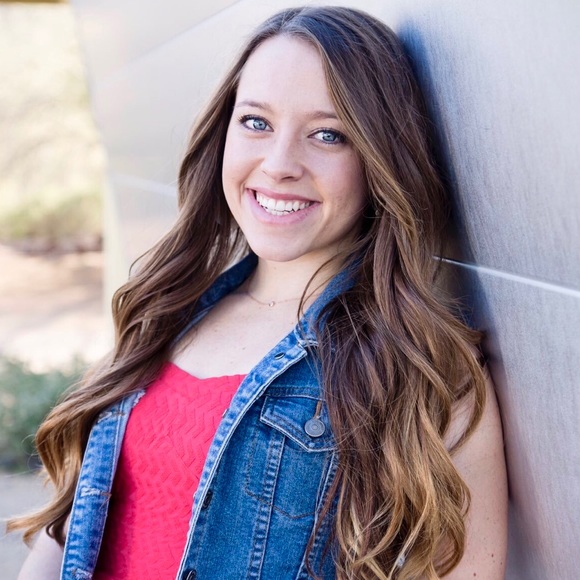 Profile Picture of Beth Hansen (@elizabettty) on Poshmark