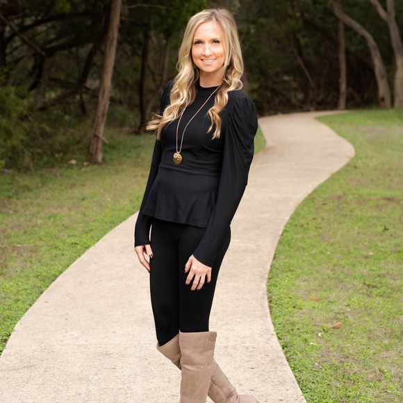 Profile Picture of Danielle Crain (@dcrain06) on Poshmark