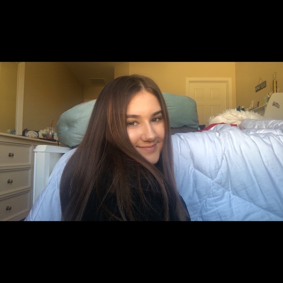 Profile Picture of Paris Coplien (@pariscoplien) on Poshmark