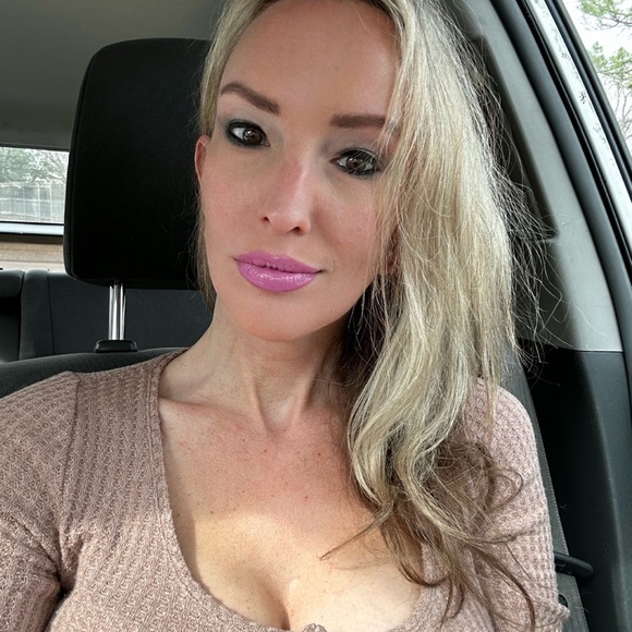 Profile Picture of Julia Skinner (@juliasmiles) on Poshmark