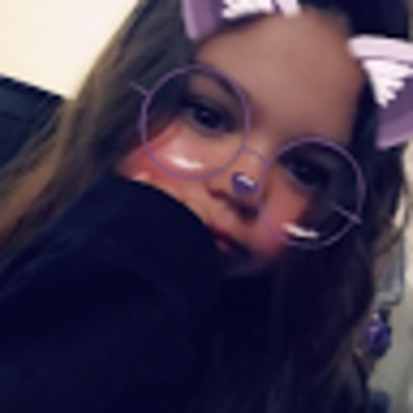 Profile Picture of Leilani Goecks (@leilani_goecks) on Poshmark