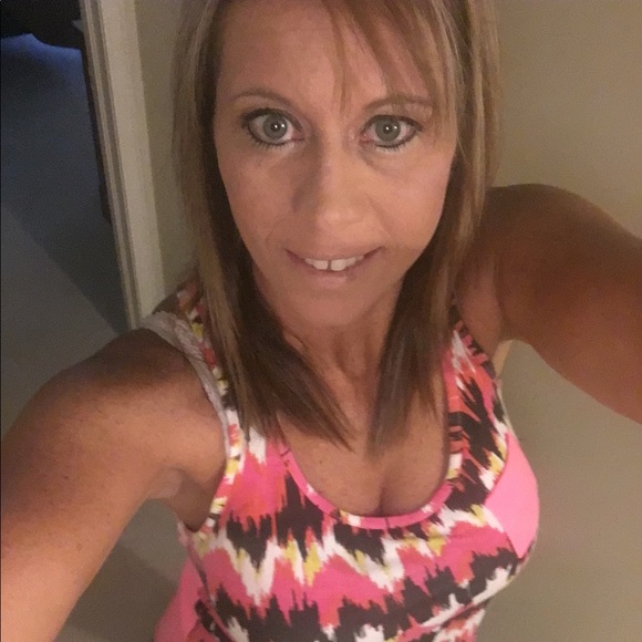 Profile Picture of Lisa Stark (@lilmay1977) on Poshmark