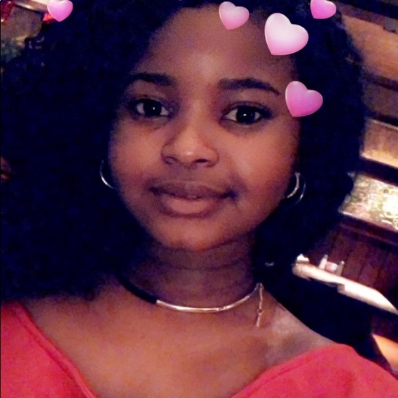 Profile Picture of Sakima Perez (@sakima_13) on Poshmark
