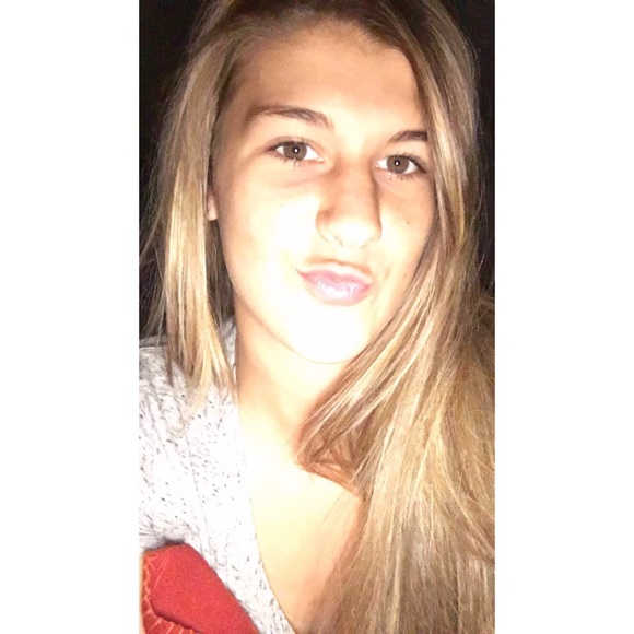 Profile Picture of Lauryn Fratangelo (@laurynfrat) on Poshmark
