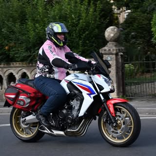 Profile Picture of Julia Simpkins (@juliasimpkins) on Instagram