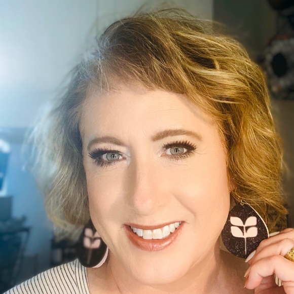 Profile Picture of Kim Shrum (@honeygramkim) on Poshmark