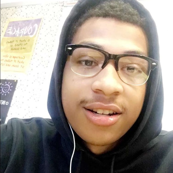 Profile Picture of Andre Robinson (@andrer3) on Poshmark