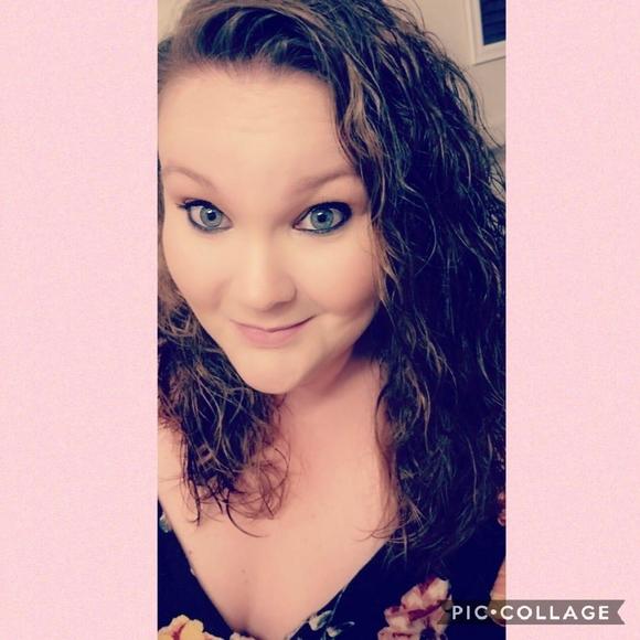 Profile Picture of Ashley Gurganious (@agurganious0112) on Poshmark