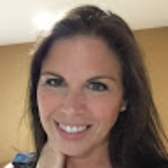 Profile Picture of Ann Agnor (@aagnor9224) on Poshmark