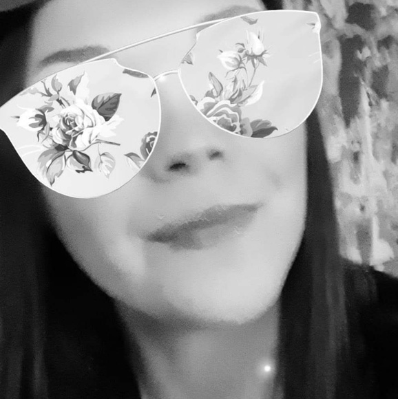 Profile Picture of Hannah Swets (@hannahswets) on Poshmark