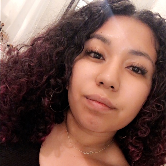 Profile Picture of Tesia Echaves (@tesiaechaves) on Poshmark